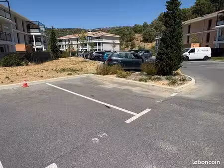 place de parking extérieur