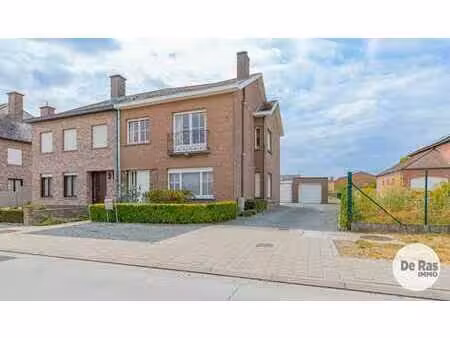 lede-goed gelegen half open bebouwing in groene omgeving