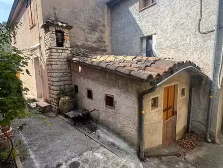 tourrettes-levens charmante maison dans hameau avec terrain