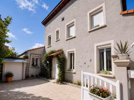 maison familiale avec beau terrain de 800 m2 et potentiel d'