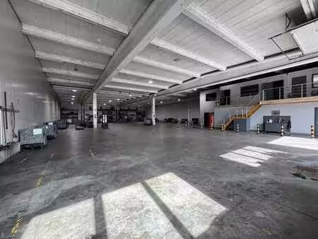 à louer : 1 350 m² d'entrepôt + 245 m² de bureaux à ostende