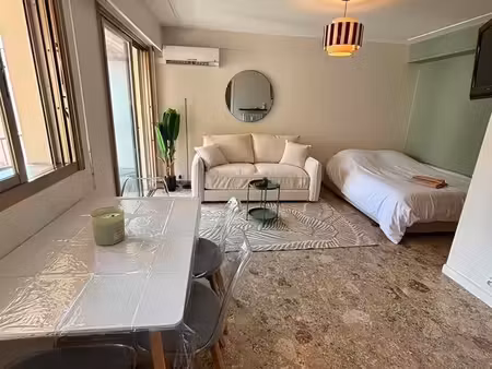 studio rénové avec balcon – bail etudiant/mobilité 9 mois – juan-les-pins