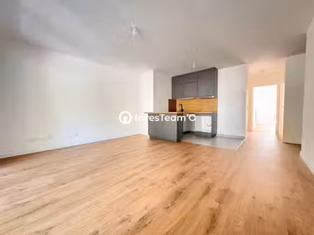 appartement t3 non meublé + 2 terrasses + parking