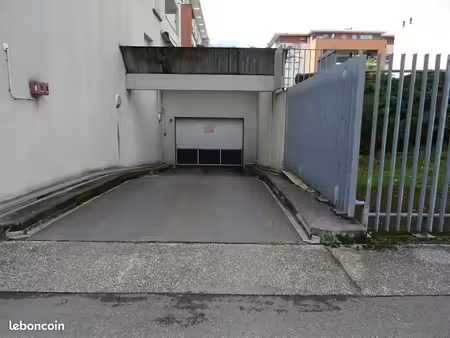 vends garage en sous-sol