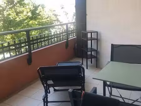 t2 dans résidence avec piscine  terrasse  parking