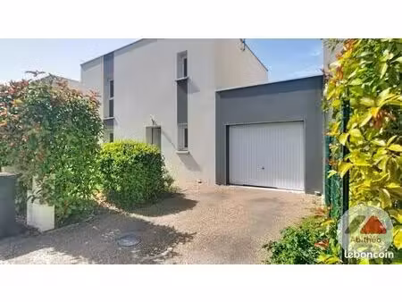 maison contemporaine de 2016 avec jardin au bord de l'eau
