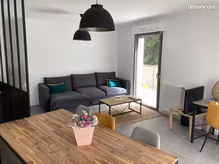 magnifique t2 meublé avec grande terrasse et place de parking  dans résidence sécurisée qu