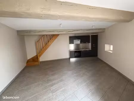 appartement t3 à neuville s/s - sur cour - accès lyon 10mn
