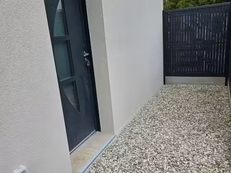 studio meublé avec terrasse plein pied