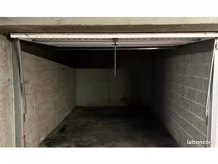 emplacement moto / scooter garage fermé