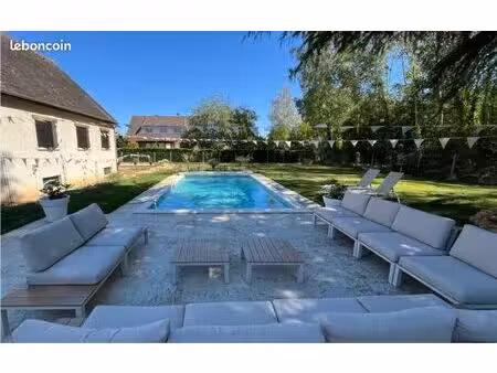 belle piscine chauffée avec 2 terrasses