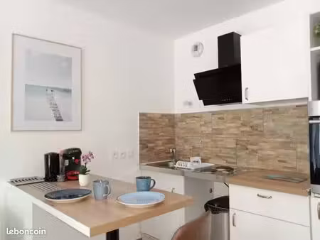 location grand studio meublé de 32m2 avec place de parking en sous sol sécurisé (rer noisy