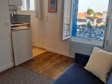 studio meublé rénové 16 17 m² – rer c et ipsa