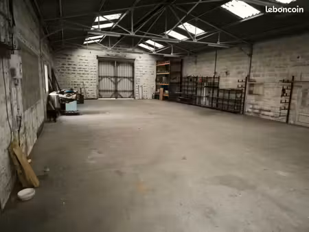 entrepôt/atelier avec bureau   salle de pause/cuisine équipée et sanitaires