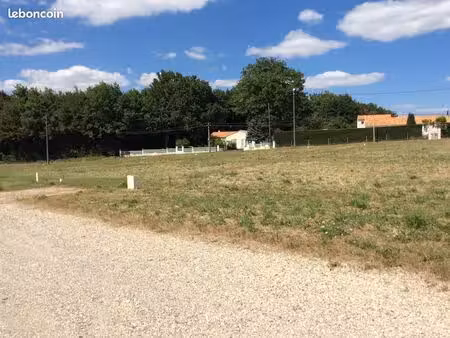 terrain à bâtir de 608 m2 au prix de 21280 à ecoyeux (17)