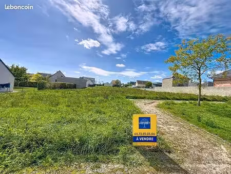 terrain 1077 m² spoy