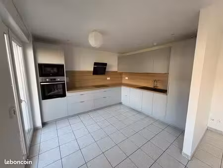 t4  lumineux avec balcon à 5 min de la frontière