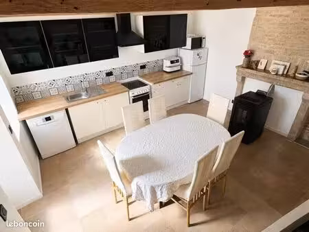 maison rénovée meublée avec cour