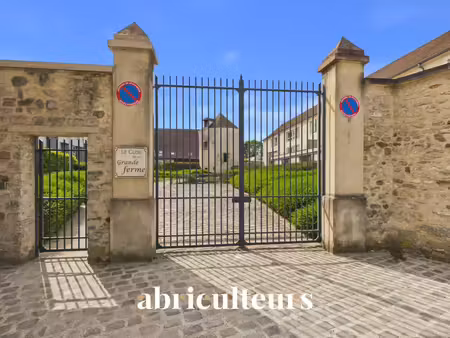appartement t2 au dernier étage avec vue dégagée sur le pigeonnier et les jardins – réside