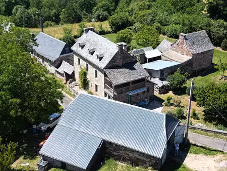 ensemble immobilier en pierre entre bozouls et espalion