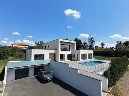 maison récente contemporaine de 198m2 sur 2167m2 de terrain avec piscine