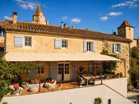 villa en pierre avec piscine à débordement. située au premier rang du village historique d