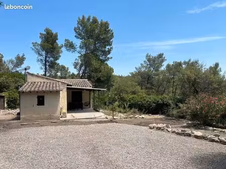 mazet viabilisé avec piscine sur terrain de 1075 m²