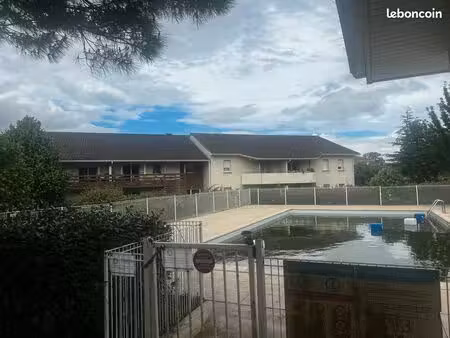t2 lumineux dans résidence avec piscine