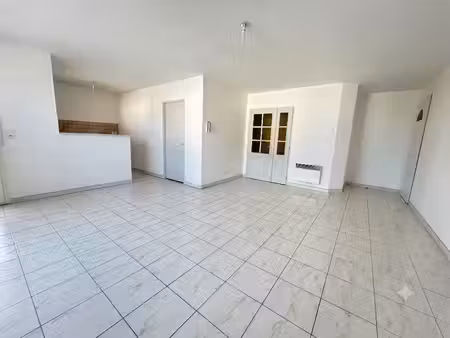 location appartement 4 pièces  82.00m²  vinassan