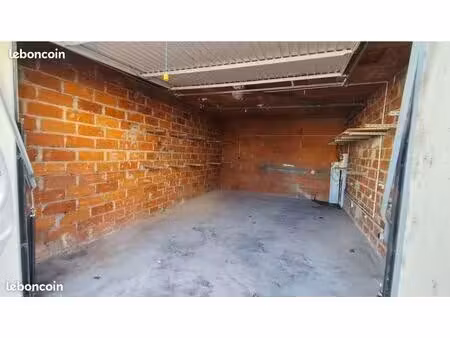 grand garage sécurisé avec eau et elec