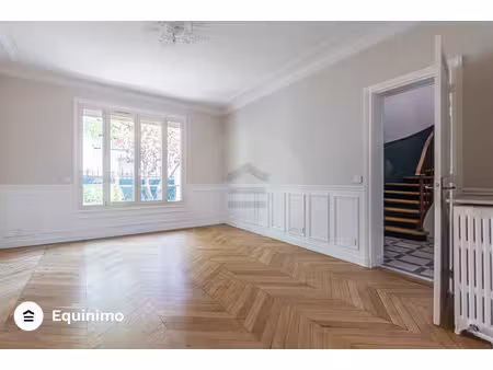 maison individuelle de 265m2  avec terrasses et jardin  situ