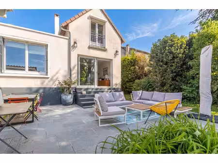 maison individuelle de 219m2 avec terrasse et jardin  située