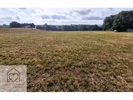 terrain de 1861 m2 au calme dans un petit village.