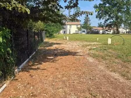 terrain 560 m² roaillan
