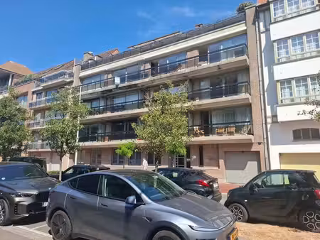 très grand double emplacement de parking pour 2 grandes voit