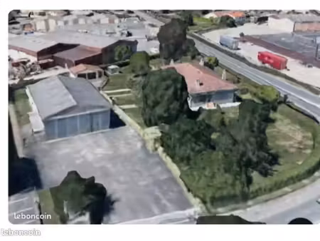 a vendre 2 800m2 de foncier professionnel - extension  densification et potentiel de devel