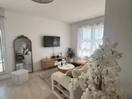 très bel appartement t3 en attique résidence récente