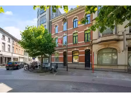 ruime  gerenoveerde herenwoning.