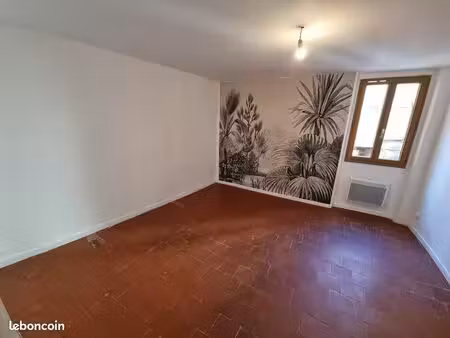 t2 rénové en hyper centre de béziers