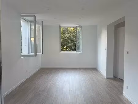 appartement t2 de standing refait à neuf + garage + cave + terrain privatif