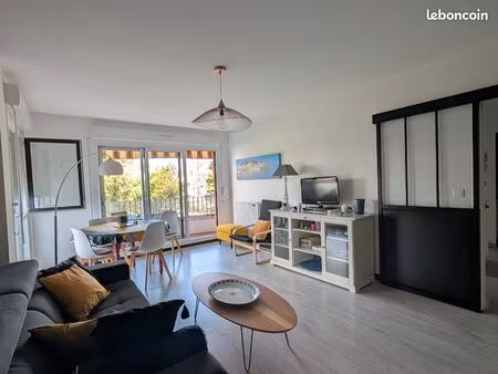 t2 jolie vue avec balcon et parking