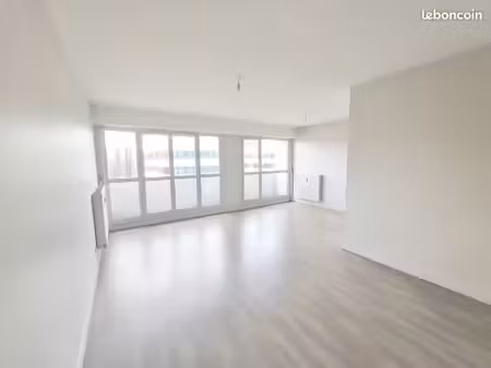 t3 de 74 m² grand séjour avec balcon - proche gare de tours