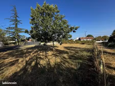 terrain à bâtir de 590 m² à leognan (33)