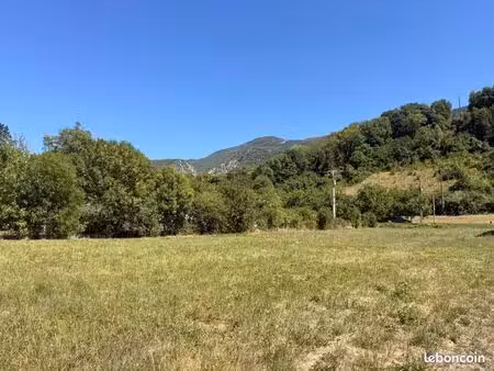 terrain constructible plat de 1 244 m² – vue dégagée sur le vercors