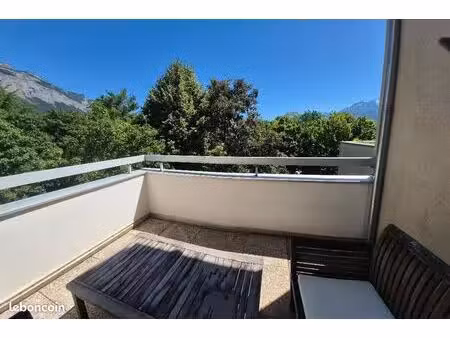 duplex lumineux 60 m² — dernier étage — 2 terrasses 24 m² — vue chartreuse — garage + stat
