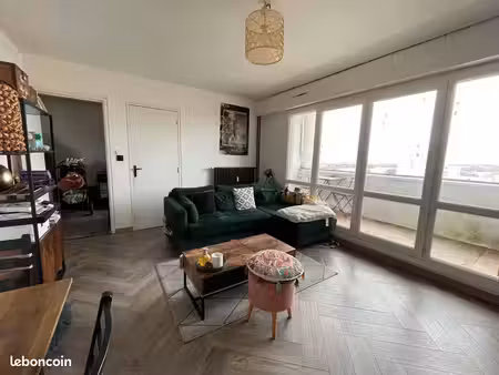 t3 rénové 63m²  balcon  cave et parking