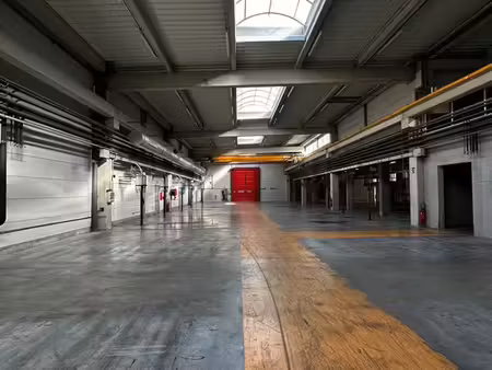 oyonnax - local d'activité 667 m² - grand volume  porte sectionnelle
