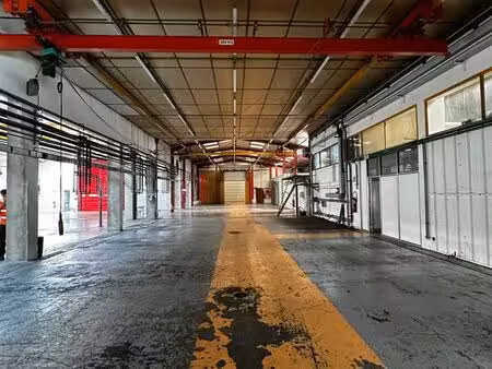 oyonnax - local d'activité 758 m² - grand volume  porte sectionnelle