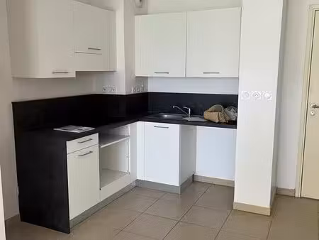 t2 meublé tout confort avec grande terrasse – 39 m² – résidence récente - parking privatif