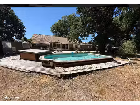 maison familiale avec grands volumes  piscine et jacuzzi sur terrain arboré